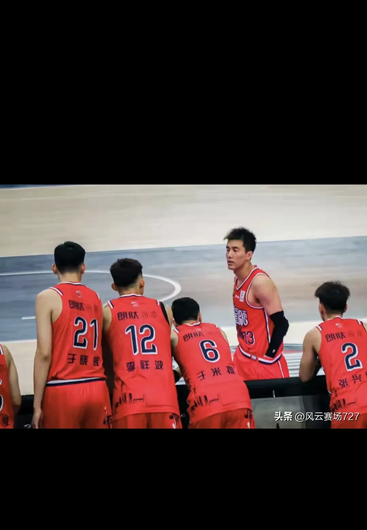 篮球队伍在赛季末的关键比赛中展现出实力