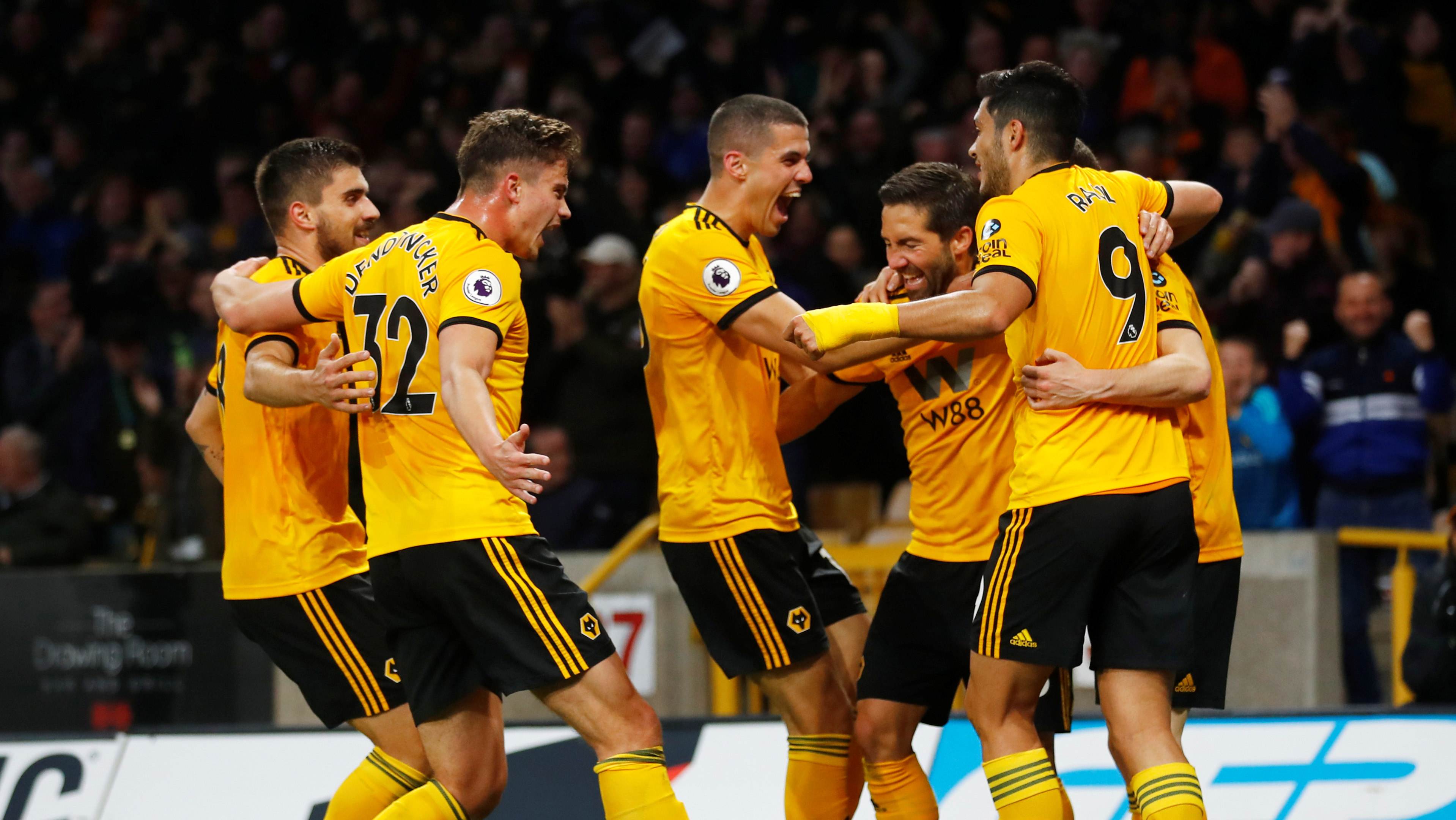 关于球员飒爽英姿，领衔球队迎来胜利欢呼的信息