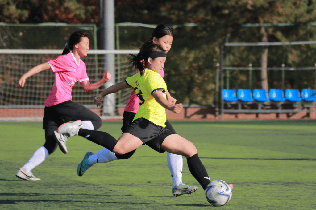 足球比赛的胜负鏖战激发观众情绪