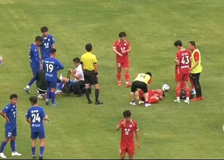 足球比赛精彩纷呈，球员们为荣誉丝毫不退让