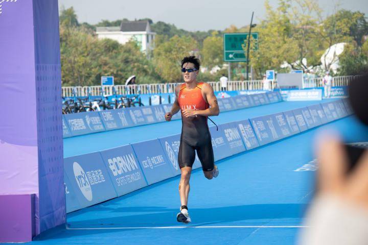 包含铁人三项赛场上展现极致技艺的词条