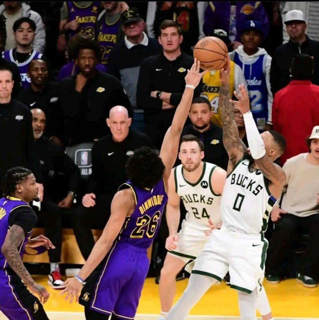 包含今晚欧冠：凯尔特人险胜湖人，最新战报的词条