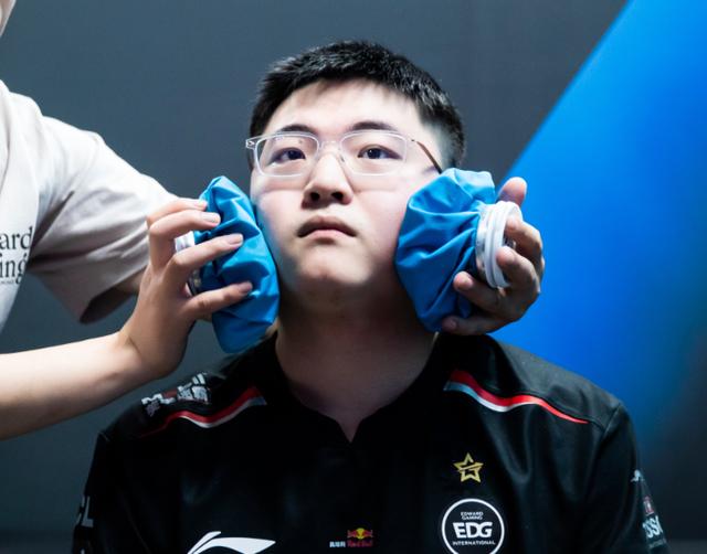 BLG轻取LGD，Uzi打出惊人五杀入围赛3:1（柏林）