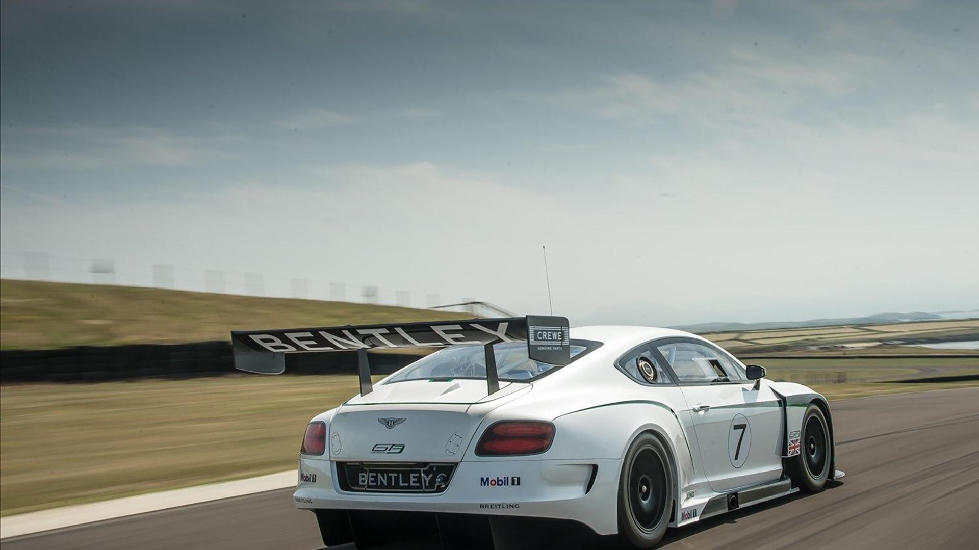 欧冠决赛焦点战，湖人队跨界击败深圳队的体育启示