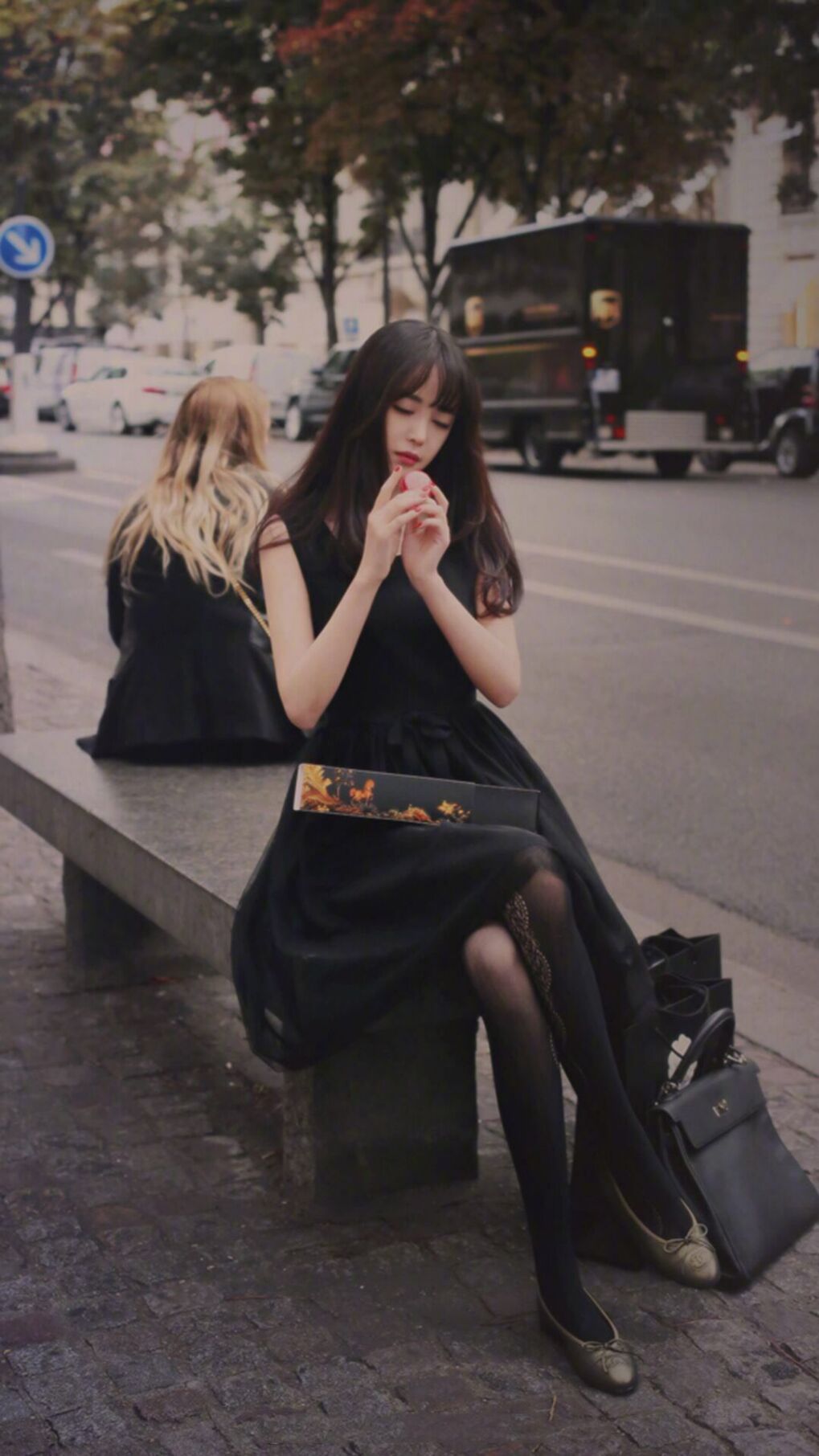 悬念终结与表演开场，当比利时铁幕降下，奥纳纳在德比舞台升起